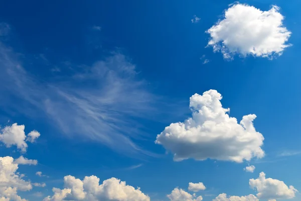 Голубое небо, белые облака — стоковое фото