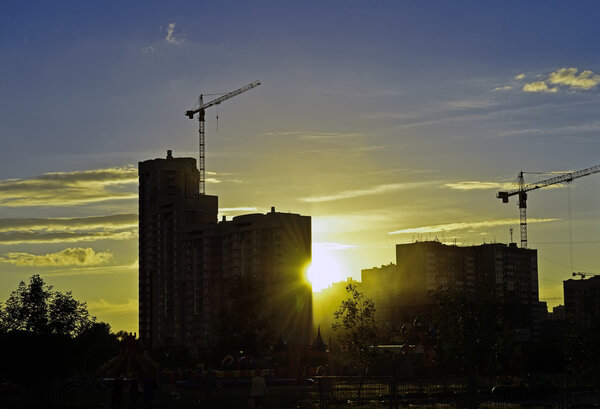 строительные краны и строительные силуэты
