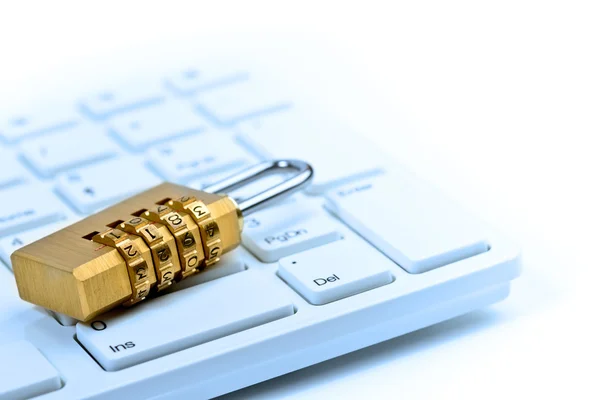 Clavier de sécurité informatique et cadenas — Photo