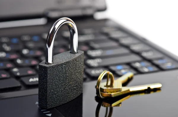 Candado en el teclado del ordenador portátil — Foto de Stock