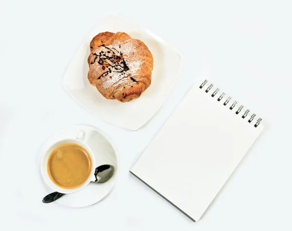 Kruvasan, not defteri ve kahve — Stok fotoğraf