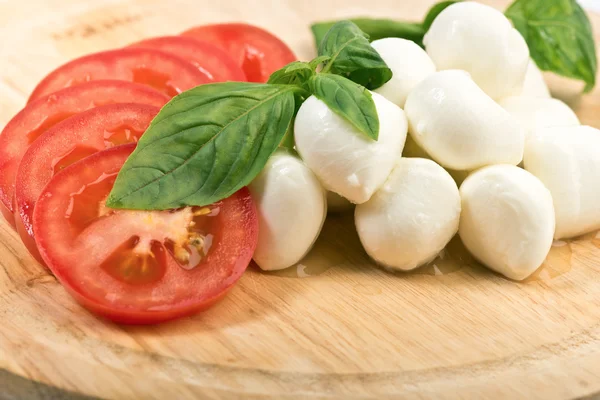 Mozzarella peyniri domates fesleğen — Stok fotoğraf