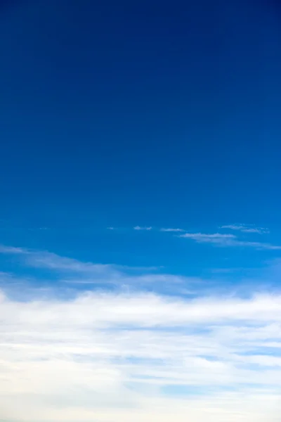 Ciel bleu avec beau paysage nuageux — Photo