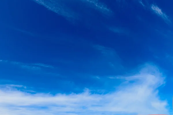 Céu azul com bela paisagem nublada — Fotografia de Stock