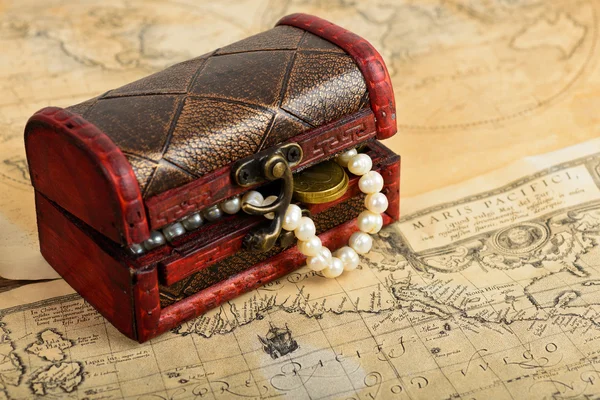 Treasure map and chest — Stock Photo, Image