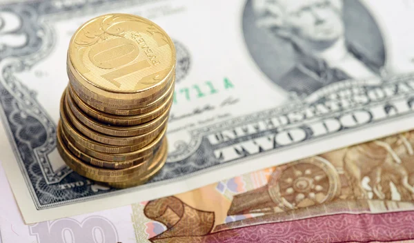 Русские монеты на американской долларовой купюре — стоковое фото