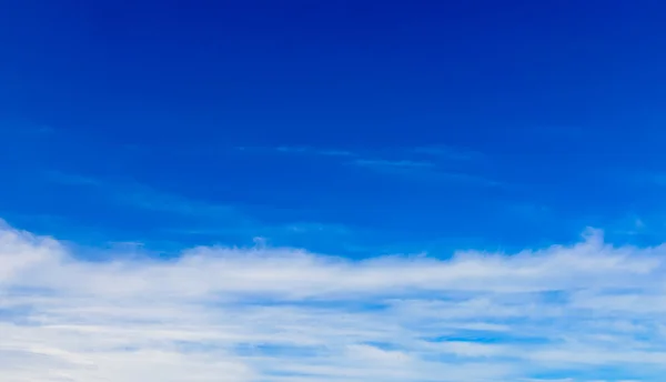 Cielo azul profundo — Foto de Stock