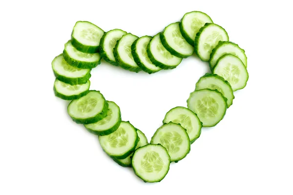 De plakjes komkommer gerangschikt als hart vorm — Stockfoto
