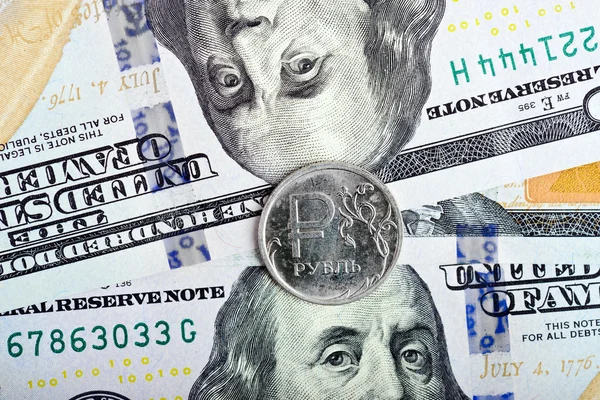 Pièce un rouble contre des dollars — Photo