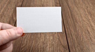 Elimde kartvizit var.