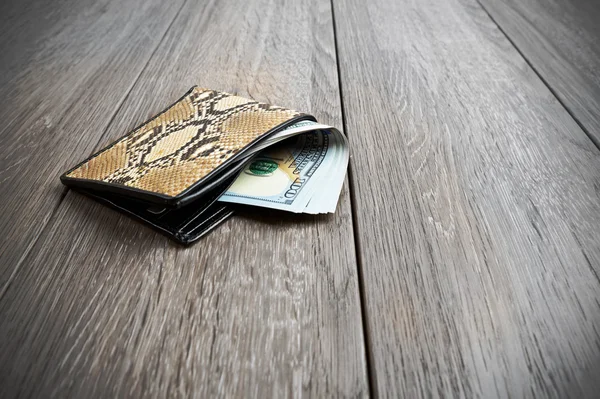 Бумажник на столе — стоковое фото