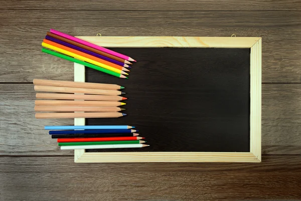 Bleistift gegen Tafel — Stockfoto