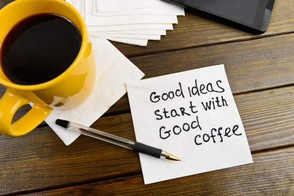Las ideas estupendas comienzan con el café bueno - la escritura a mano en la servilleta —  Fotos de Stock