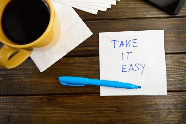 Tómelo con calma - escritura a mano en una servilleta — Foto de Stock