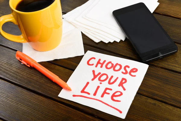 Escolha sua vida escrevendo em guardanapo branco — Fotografia de Stock