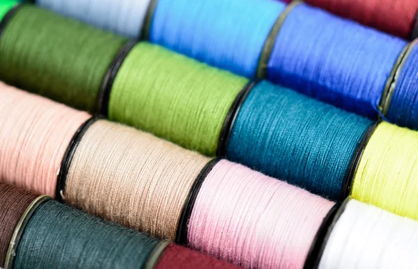 Linhas de costura multicoloridas — Fotografia de Stock