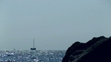 Dalgalar ve ufukta bir tekne