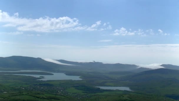 Timelapse dans une vallée verdoyante avec lacs — Video