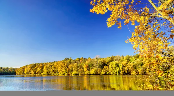 Jezero v podzimní den. — Stock fotografie