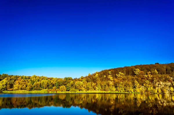 Herbst über dem Fluss. — Stockfoto