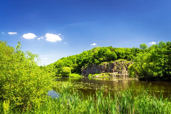 Kleiner Fluss und Hügel im Sommer. — Stockfoto