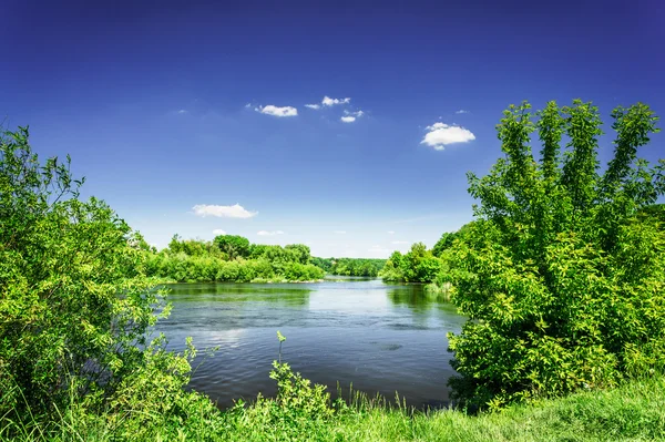 Schöne Aussicht auf wunderschönen Fluss und blauen Himmel. — Stockfoto