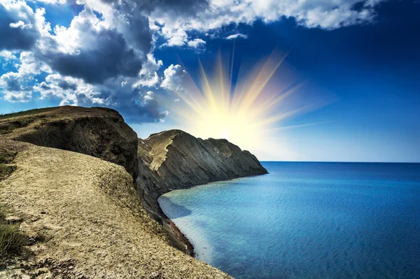 Wunderbare Bucht, Berge und majestätische Sonne. — Stockfoto