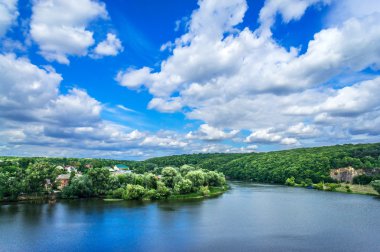 harika mavi göl ve gökyüzü bulutlu.