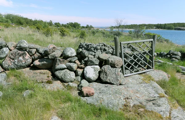 Kiskapu, a kő kerítés. — Stock Fotó