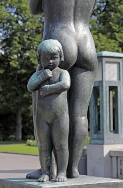 Vigeland park, Oslo, Norveç, genç kız annesiyle ayakta.