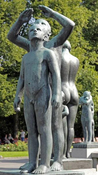 Vigeland Park, Oslo, Noruega, dois meninos olhando para o céu . — Fotografia de Stock