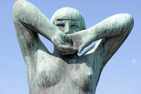 Vigeland park, Oslo, Norway, girl covering face with hands. — Stock Photo, Image