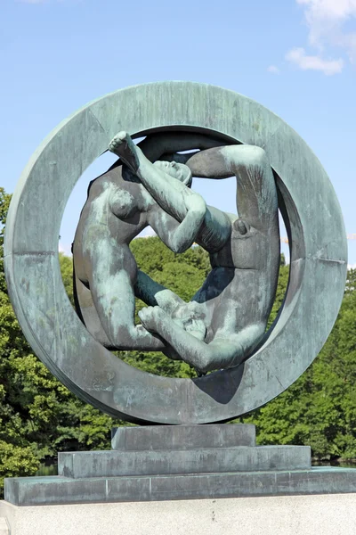 Vigeland park, Oslo, Noruega, casal no arco .. — Fotografia de Stock