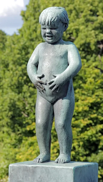 维格兰雕塑公园，奥斯陆，挪威，笑声年轻女孩. — 图库照片