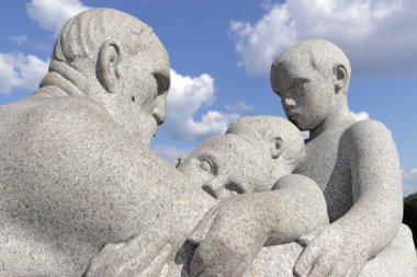 Vigeland park, Oslo, Norveç, üç genç çocuk ile yaşlı bir adam.