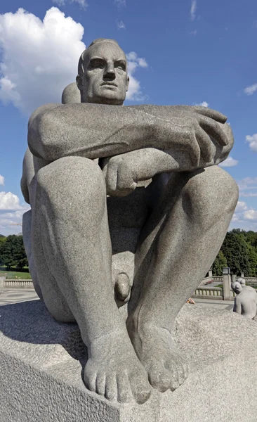 Vigeland park, oslo, norwegen, ein sitzender mann. — Stockfoto