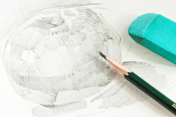 Малюнок яблука за графітовим олівцем з олівцем та гумкою — стокове фото