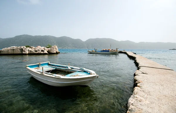 Fiske båt fiske i den lilla staden av Medelhavet — Stockfoto