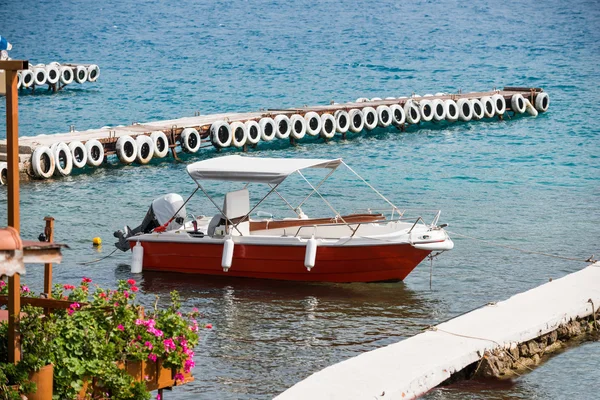 Middelhavsferie, båt og fotturer på vannet – stockfoto