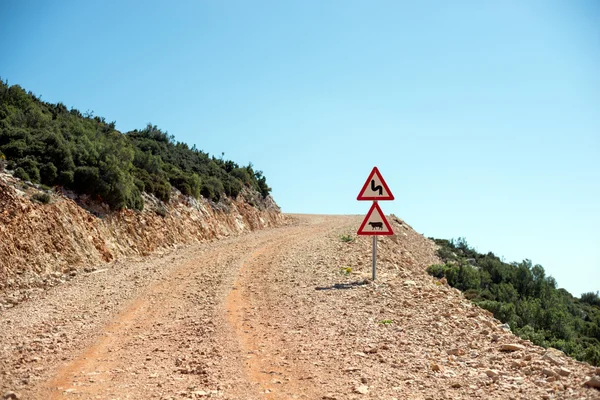 Ülkede yol ve yol işareti — Stok fotoğraf