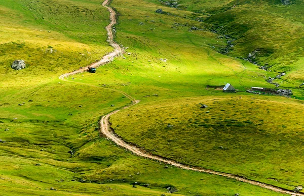 Transalpina weg en Urdele peak. Mountain Valley Highlands — Stockfoto