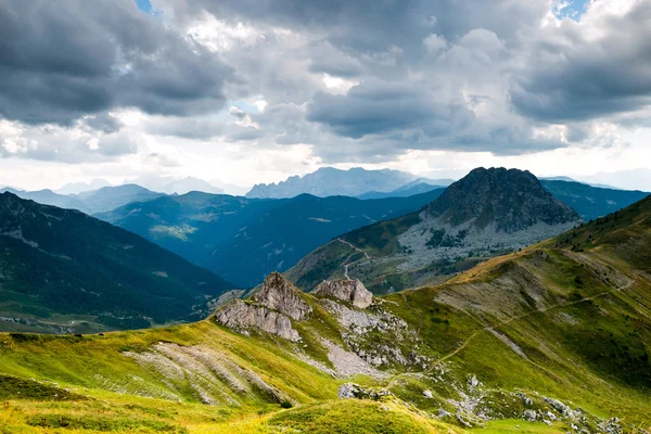 Horská údolí a zelenými kopci — Stock fotografie