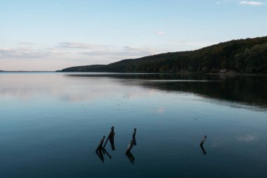 çok su yüzeyi, sakin göl manzarası