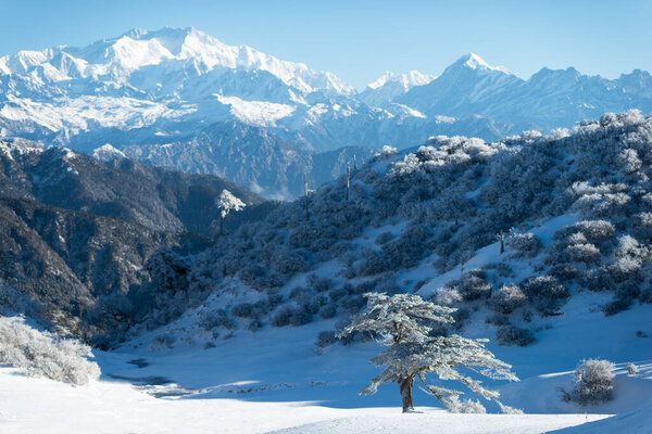 высокие снежные шапки горного ландшафта зимой