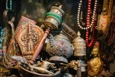 Tibet Budist el yapımı Bakır Dua Çarkı üzerine yazı: Tibet dilinde 