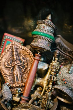Tibet Budist el yapımı Bakır Dua Çarkı üzerine yazı: Tibet dilinde 