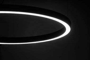 Siyah zemin üzerinde dizayn edilmiş yuvarlak tavan lambası.