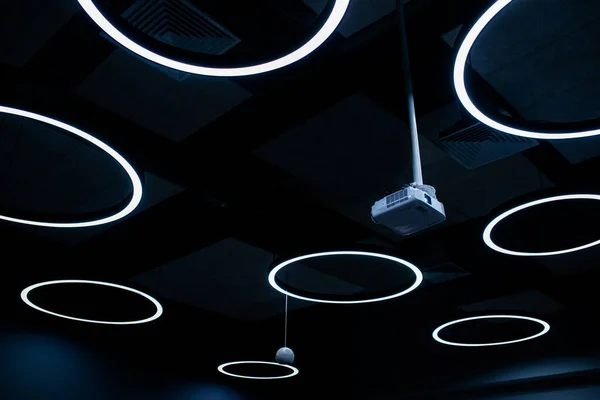 Vergaderzaal Plafond Met Lampen Een Projector — Stockfoto