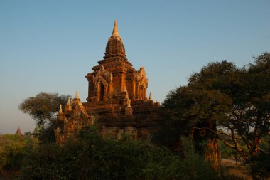 Bagan Myanmar 'daki kırmızı tuğlalı Asya tapınağı, antik mimari.