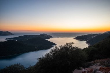 Akdeniz ve Ege denizlerindeki adalar, günbatımı manzarası